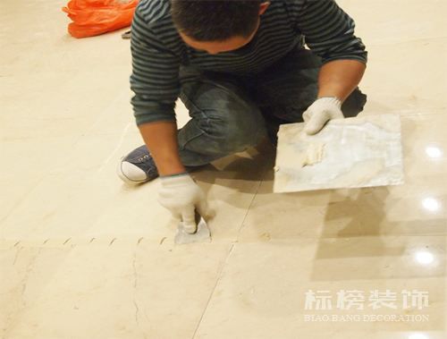 辦公室裝修瓷磚上鋪木地板可以嗎？